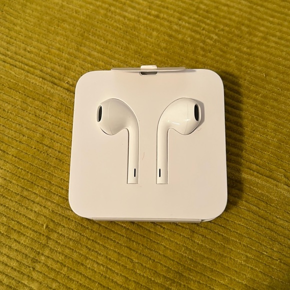 Apple EarPods (Lightning Connector) for iPhones, iPads, iPods - Picture 1 of 6